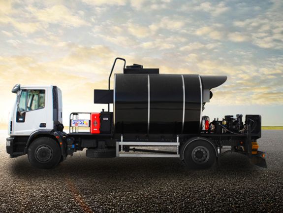 La r&eacute;pandeuse COMET est un &eacute;quipement con&ccedil;u et r&eacute;alis&eacute; pour l&rsquo;&eacute;pandage des &eacute;mulsions du bitume sur chantier. Su