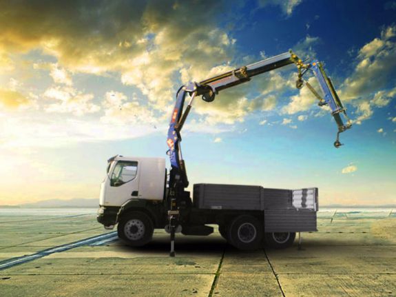 Il s&rsquo;agit d&rsquo;un camion plateau porte-grue de marque PM dimensionn&eacute;e selon l&rsquo;utilisation du client. La grue permet une autonomie de chargement 