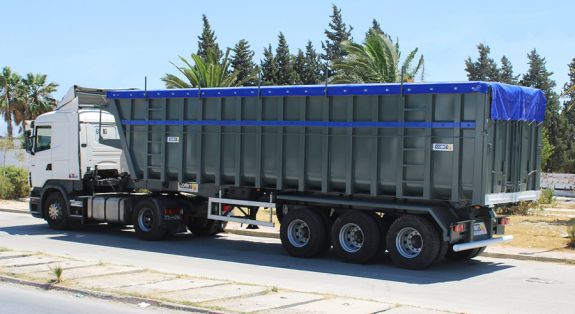 Semi-remorque Benne céréalière de 45m3 COMET destinée aux marchés algérien & tunisien. 