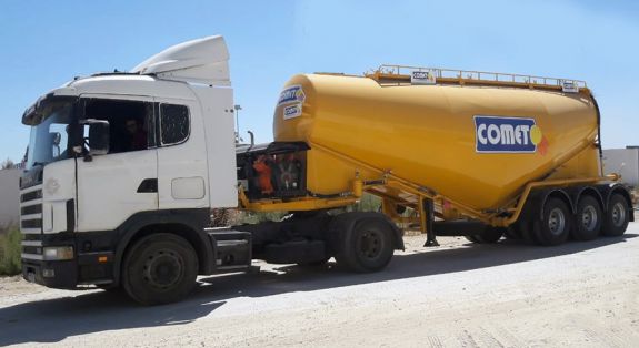 Une semi-remorque citerne à ciment  COMET de 35m3 au Côte d’Ivoire. 